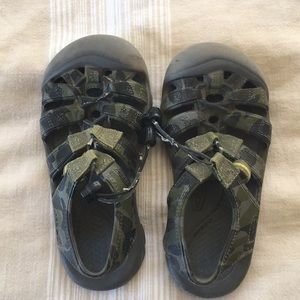 Keen Toddler Camo Sandals 12